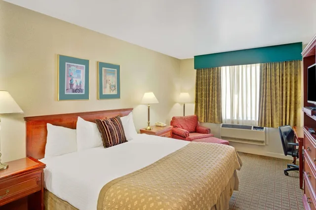 غرفة بسرير كوين لذوي الإعاقة، Ramada By Wyndham Draper 2/5