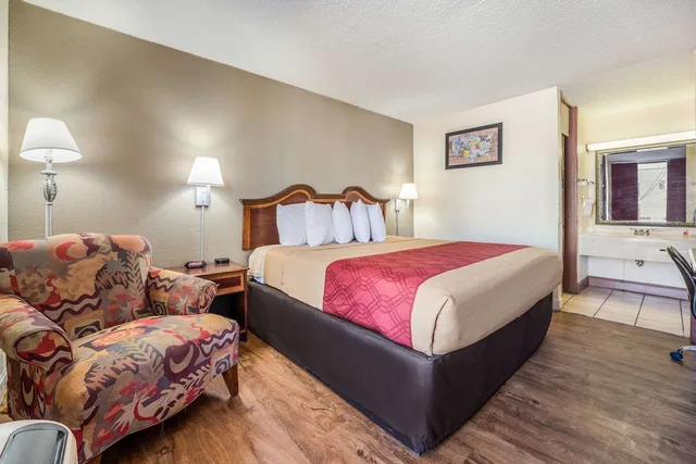 غرفة قياسية بسرير كينج، Econo Lodge Inn Suites Macon West 2/4