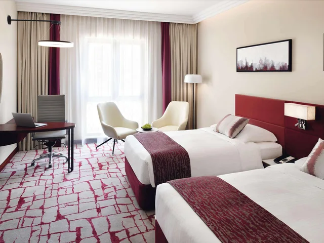 غرفة تنفيذية بسرير مزدوج أو سريرين منفصلين، Movenpick Bur Dubai 1/2
