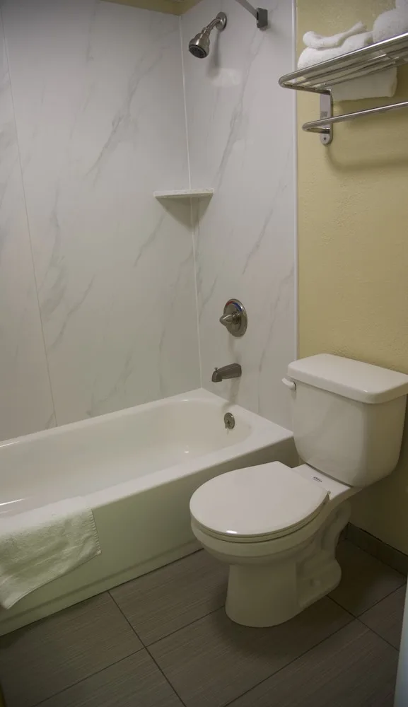 غرفة بسرير كينج لذوي الإعاقة، Days Inn By Wyndham Ladson Summerville Charleston 6/7