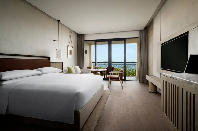 Grand, King Bed, Ocean Front, Smoking, Marriott Yalong Bay 1/2