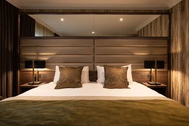 Classic, Double or Twin Bed, Carlton Hotel 4/6