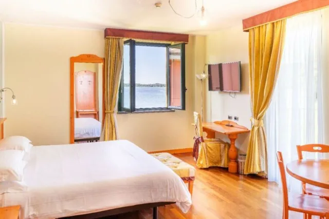 غرفة بسرير مزدوج أو سريرين منفصلين بإطلالة على البحيرة، Hotel Residence Montelago 1/4