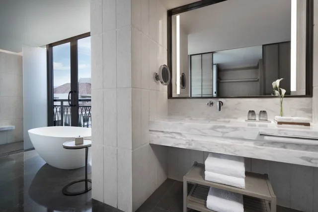 1 Bedroom, Panoramic, Suite, Ocean Front، Marriott Yalong Bay 2/2