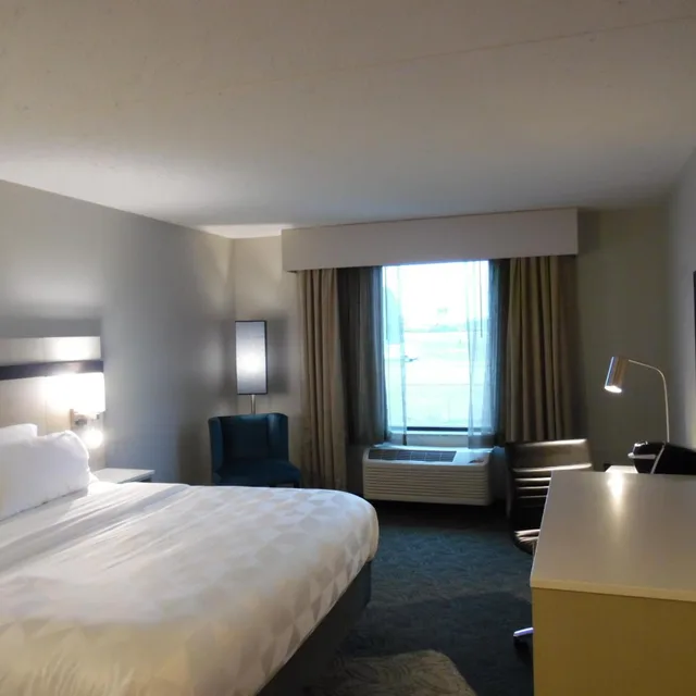غرفة بسرير كوين مع أريكة، Holiday Inn Bloomington Normal 3/5