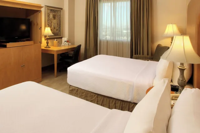 غرفة قياسية بسريرين مزدوجين مع دخول الصالة، Crowne Plaza Torreon 5/10