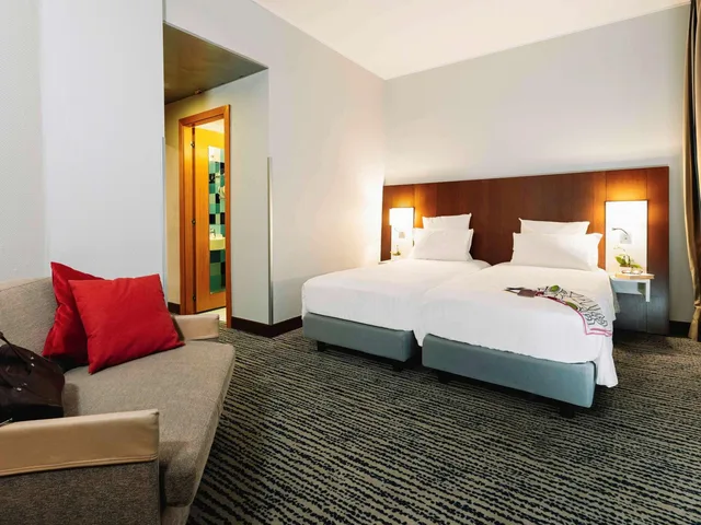غرفة سوبيريور بسريرين منفصلين مع أريكة سرير، Mercure Roma Piazza Bologna 1/3