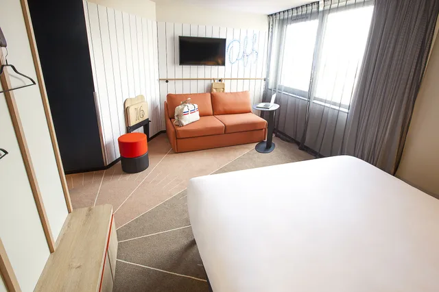 Suite, Double Bed, Sofa, Ibis Styles Paris 16 Boulogne 4/7
