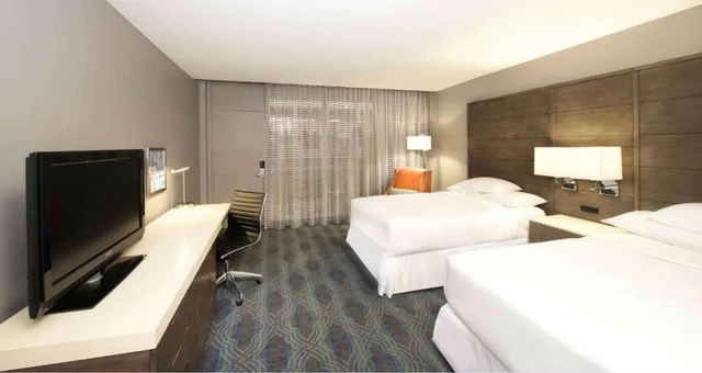 غرفة بسريرين مع أريكة، Doubletree By Hilton Bloomington Minneapolis South 1/6