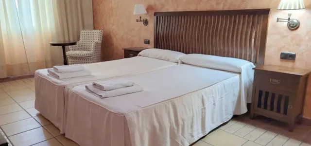 غرفة بسرير مزدوج أو سريرين منفصلين، Hotel Mafalda De Castilla 5/9