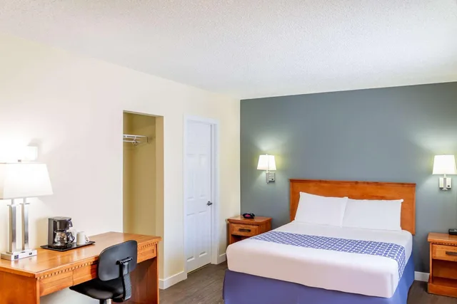 جناح بسرير كينج وسرير كوين مع أريكة، Econo Lodge Inn & Suites Calgary - University 1/9