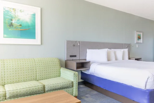 Studio, King Bed, Sofa, Kitchenette, Beachside Resort 3/7