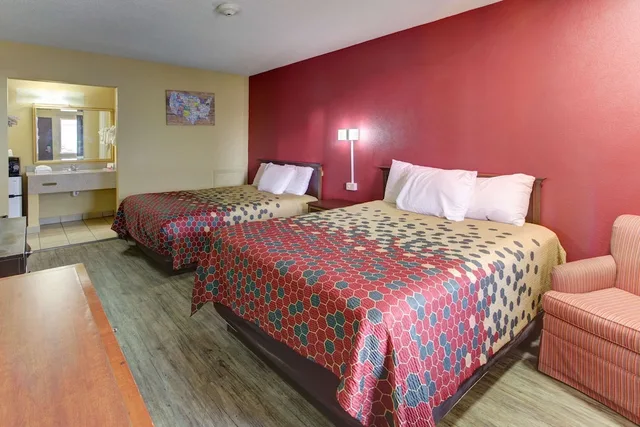Room, 2 Double Beds, Accessible, Econo Lodge Town Center 2/4