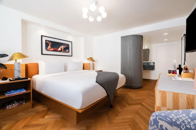 غرفة بسرير كينج، Short Stories Hotel 1/2