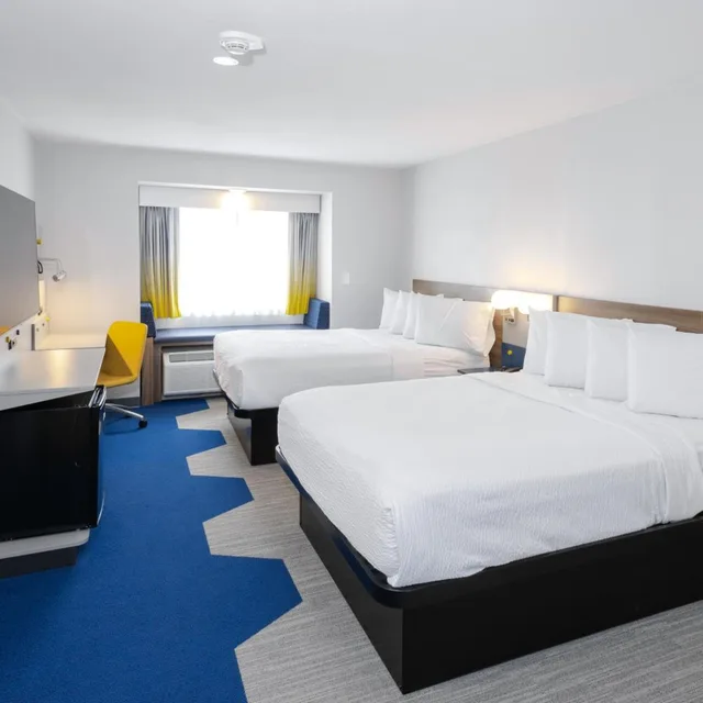 غرفة بسرير كينج وسريرين كوين بحوض استحمام لذوي الإعاقة، Microtel Inn & Suites by Wyndham Wellsville 2/5