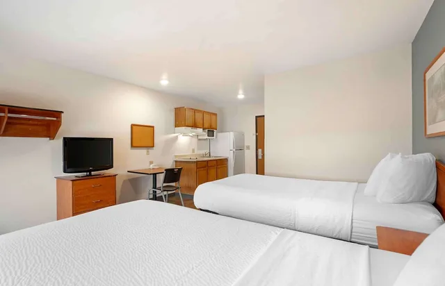 غرفة بسريرين مزدوجين بمطبخ، Studio 6 Extended Stay Cincinnati Sharonville OH 1/7