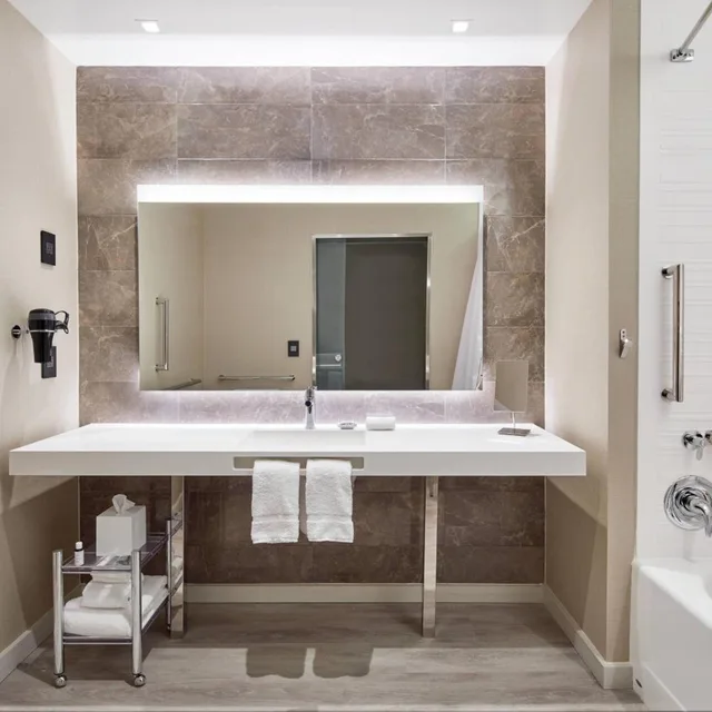 غرفة قياسية بسريرين كوين بحوض استحمام لذوي الإعاقة، AC Hotel by Marriott Greenville 7/7