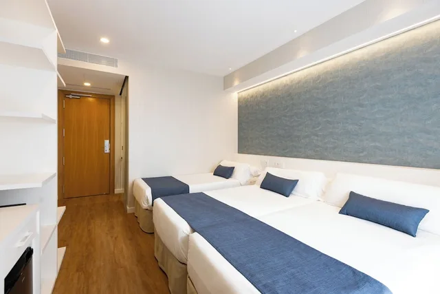 غرفة بثلاثة أسرّة بإطلالة على البحر مع سرير إضافي، Hotel Internacional Calella 2/10