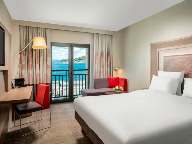 غرفة سوبيريور بسرير مزدوج بإطلالة على البحر، Novotel Istanbul Bosphorus Hotel 2/10