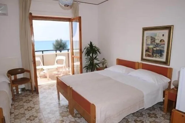 غرفة قياسية ثلاثية، Hotel Harmony 2/2