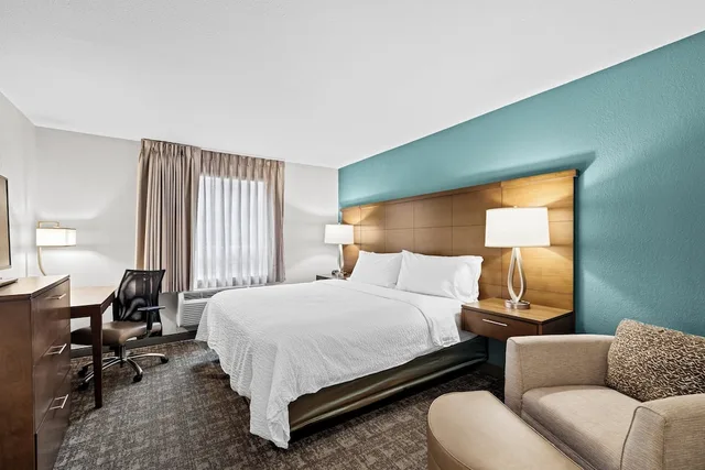 جناح بسرير كينج وسريرين كوين بغرفتي نوم مع أريكة بمطبخ، Staybridge Suites Hotel Calgary Airport 6/10
