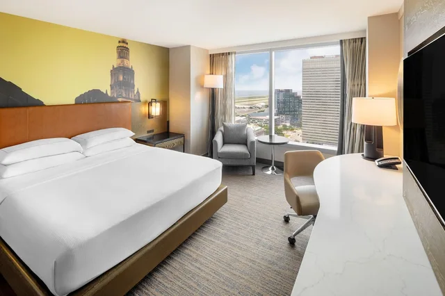 غرفة بسرير كينج مع دخول صالة النادي، Hilton Cleveland Downtown 1/3