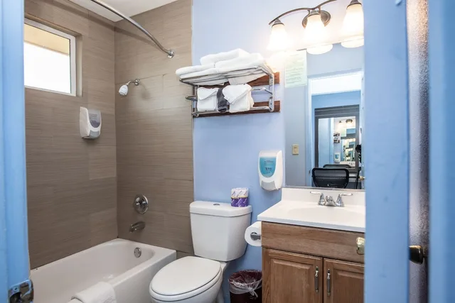 غرفة ثلاثية بسريرين كوين بإطلالة جزئية على البحر، Aqua Breeze Inn 5/5