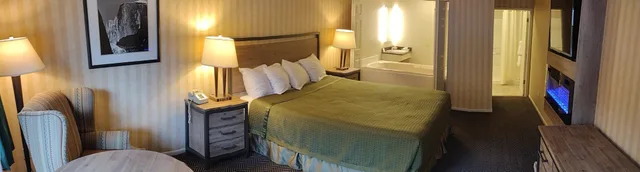 غرفة قياسية بسرير كينج بجاكوزي، Yosemite Cedar Lodge 1/4