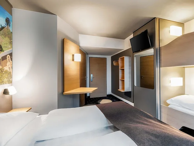 غرفة رباعية بسرير كوين وسرير بطابقين، B&B Hotel Bonn 4/10