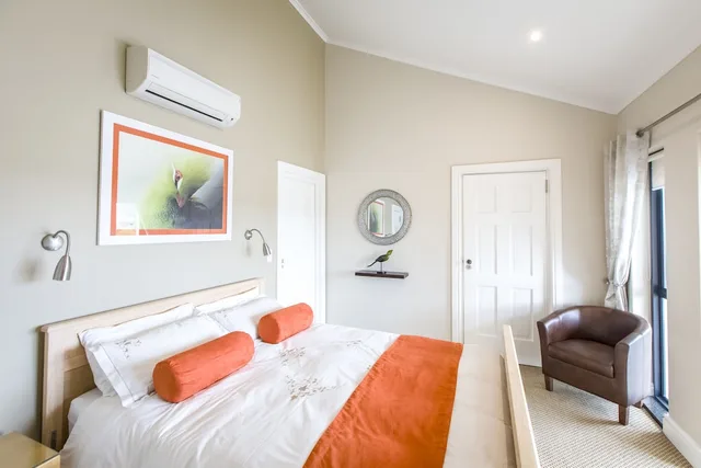 Luxury, Queen Bed, Lake Side, Balcony، Orange Inn Knysna 1/10