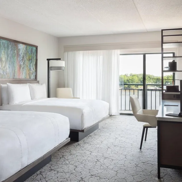 غرفة بسرير كينج وسريرين كوين بإطلالة على النهر، Savannah Marriott Riverfront 1/2