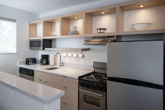 جناح بسرير كوين بغرفة نوم واحدة بحوض استحمام لذوي الإعاقة، Sonesta Simply Suites Falls Church 7/7