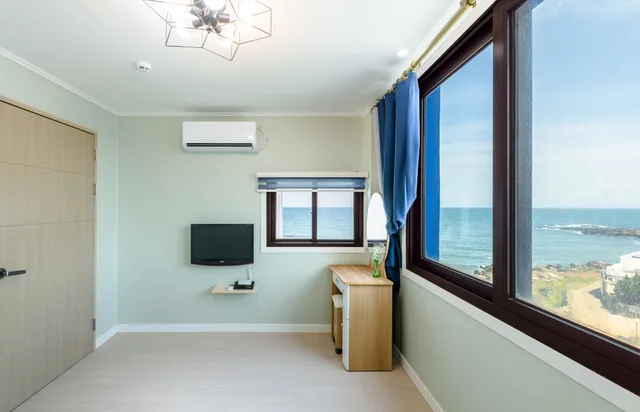 Sky, 3 Queen Beds، On The Sea Pension 7/10