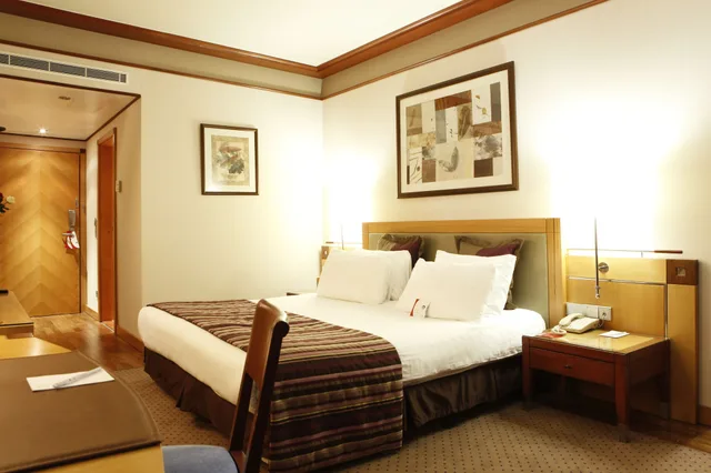 غرفة قياسية بسرير كينج بإطلالة على المدينة، Crowne Plaza Hotel Beirut 2/10