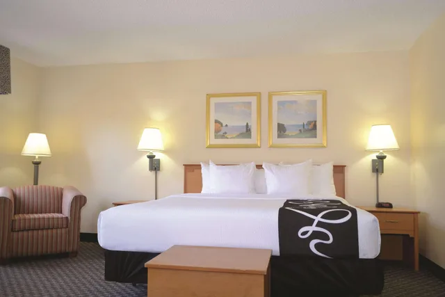 جناح ديلوكس بسرير كينج، La Quinta Inn & Suites by Wyndham Tampa Fairgrounds - Casino 2/3