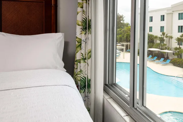 غرفة ديلوكس بسريرين مزدوجين بإطلالة على المسبح، Hampton Inn Suites San Juan 2/4