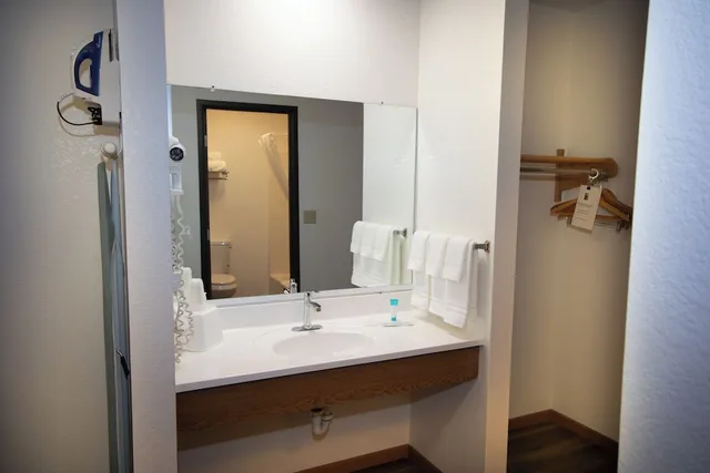 غرفة بسريرين كينج، Alliance Hotel & Suites, a Howard Johnson by Wyndham 9/9