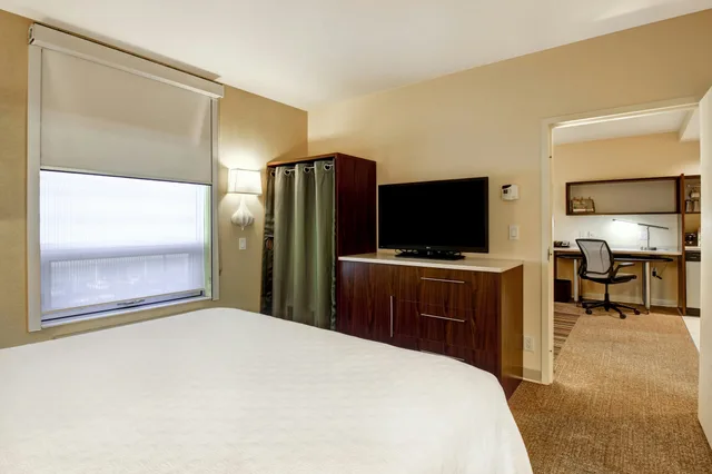 غرفة بسرير كينج مع أريكة، Home2 Suites By Hilton West Edmonton Alberta Canada 2/10