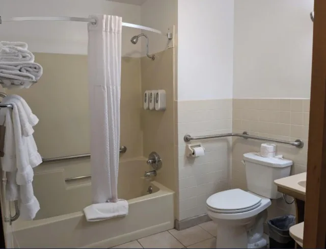 غرفة رباعية بسريرين كوين، Magnuson Hotel Copper Crown 3/4