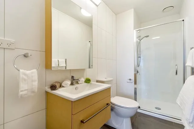 شقة بسريرين مزدوجين بإطلالة على المدينة بشرفة بغرفتي نوم، MCentral Apartments Manukau 3/4
