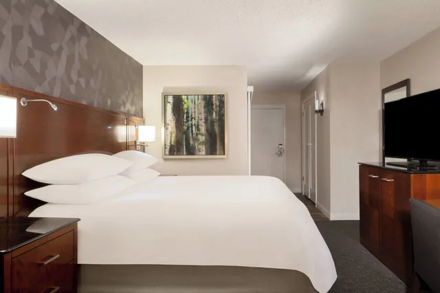 غرفة بسرير كينج في طابق مرتفع، Omaha Marriott 2/5