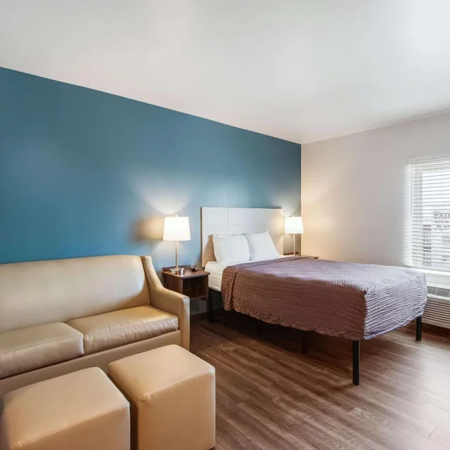 غرفة بسرير كوين مع أريكة بحوض استحمام لذوي الإعاقة، WoodSpring Suites Bakersfield Airport 2/5