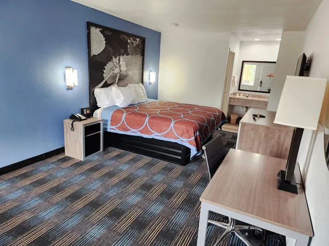 Studio, Suite, King Bed, Super 8 By Wyndham Shreveport 3/6