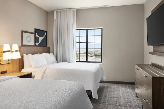 جناح بسرير كينج وسريرين كوين بإطلالة على الجبل بغرفتي نوم مع أريكة بمطبخ، Staybridge Suites Colorado Springs NE - Powers 1/5