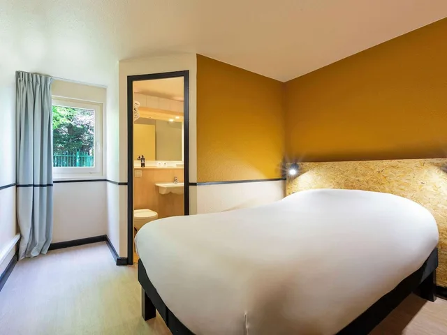 Pop, Double Bed، Greet Hotel Villeneuve La Garenne 7/10