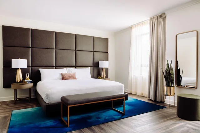 جناح ديلوكس بسرير كينج، Hotel Deco Omaha, Tapestry Collection by Hilton 1/5