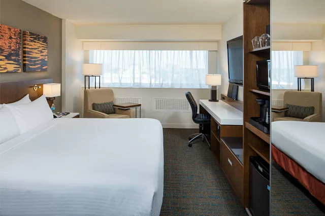غرفة، Delta Hotels By Marriott Calgary South 1/7