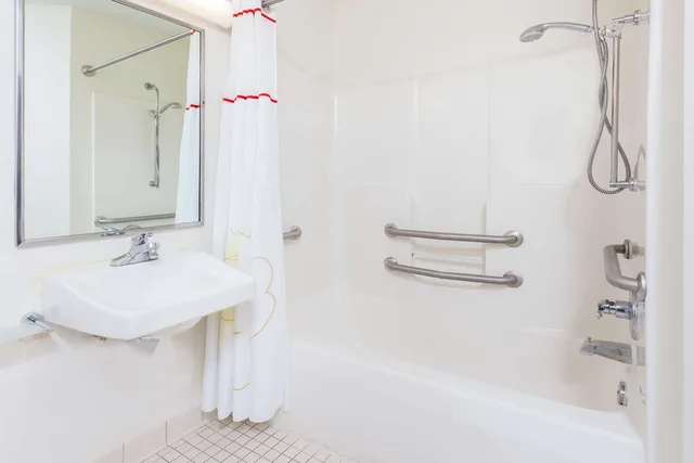 جناح بسرير كوين لذوي الإعاقة، MainStay Suites Northbrook Wheeling 2/2