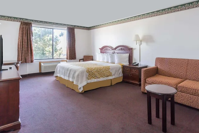 Room, King Bed, Accessible, Days Inn by Wyndham Evanston WY 2/3