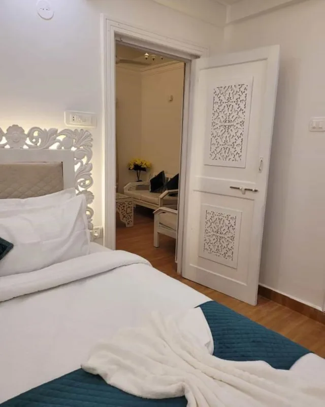 جناح تنفيذي بسريرين منفصلين بمنطقة جلوس، Lillywoods Highland Beach Resort 6/8